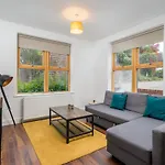 Stylish Central Watford 2 Bedroom And Sofa Bed Apartment With Free Parking