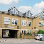 Stylish Central Watford 2 Bedroom And Sofa Bed Apartment With Free Parking