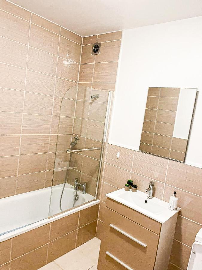 Apartment Stylish Watford 2 Bedroom And Sofa Bed With Free Parking *