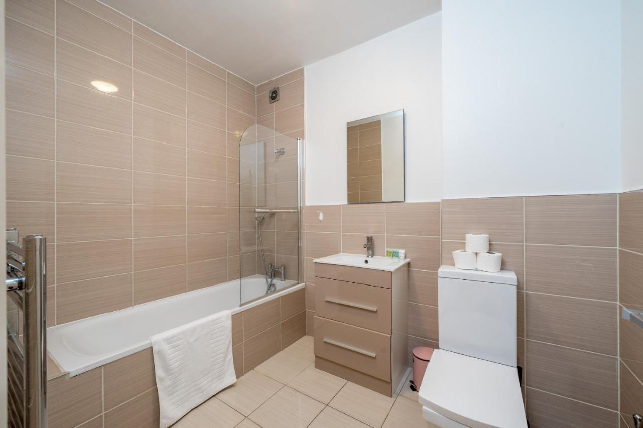 Stylish Watford 2 Bedroom And Sofa Bed With Free Parking *