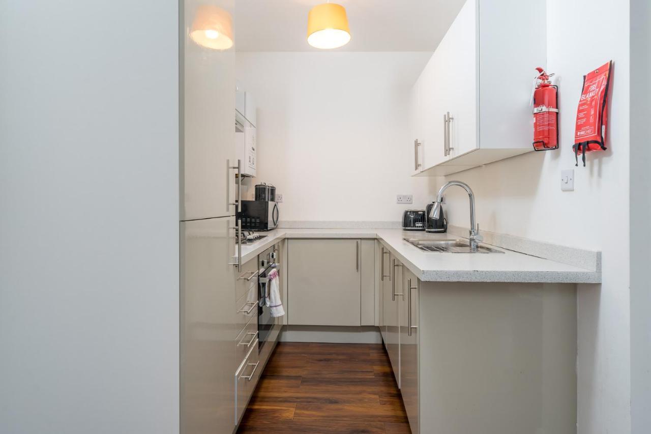 Stylish Watford 2 Bedroom And Sofa Bed With Free Parking Apartment